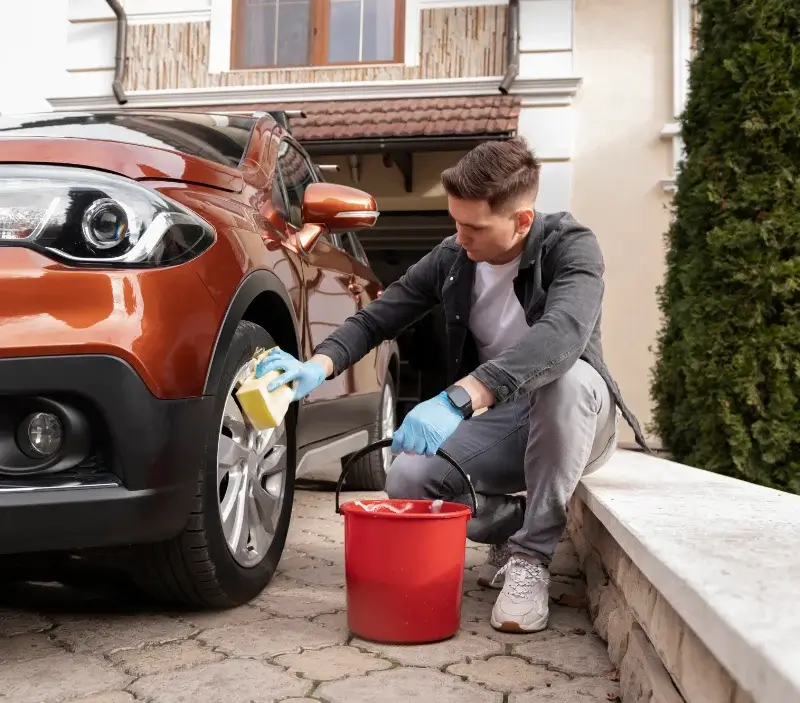 Lavage auto à domicile Bréhal : professionnel intervenant sur un véhicule